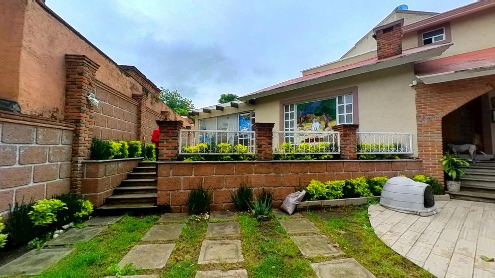 Hermosa y amplia residencia con bellos espacios verdes — foto 2