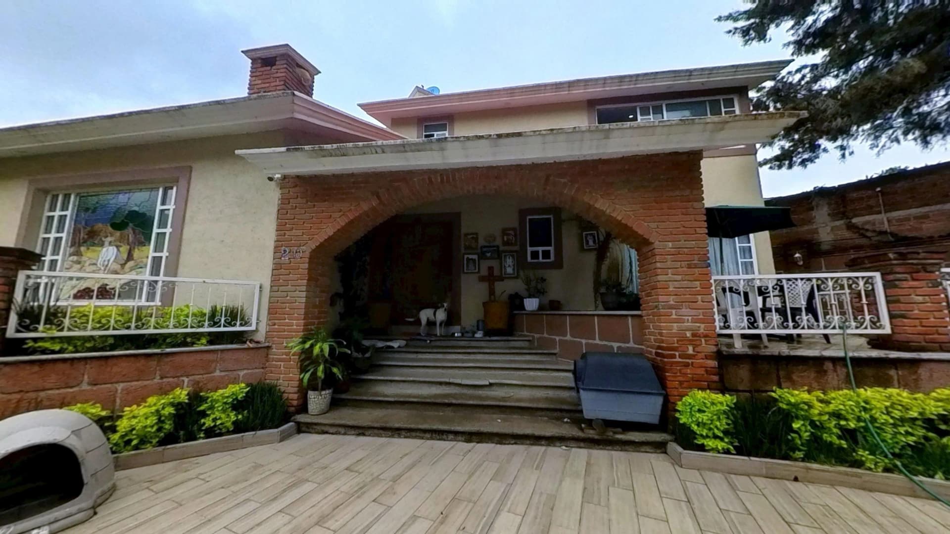 Hermosa y amplia residencia con bellos espacios verdes — foto 1