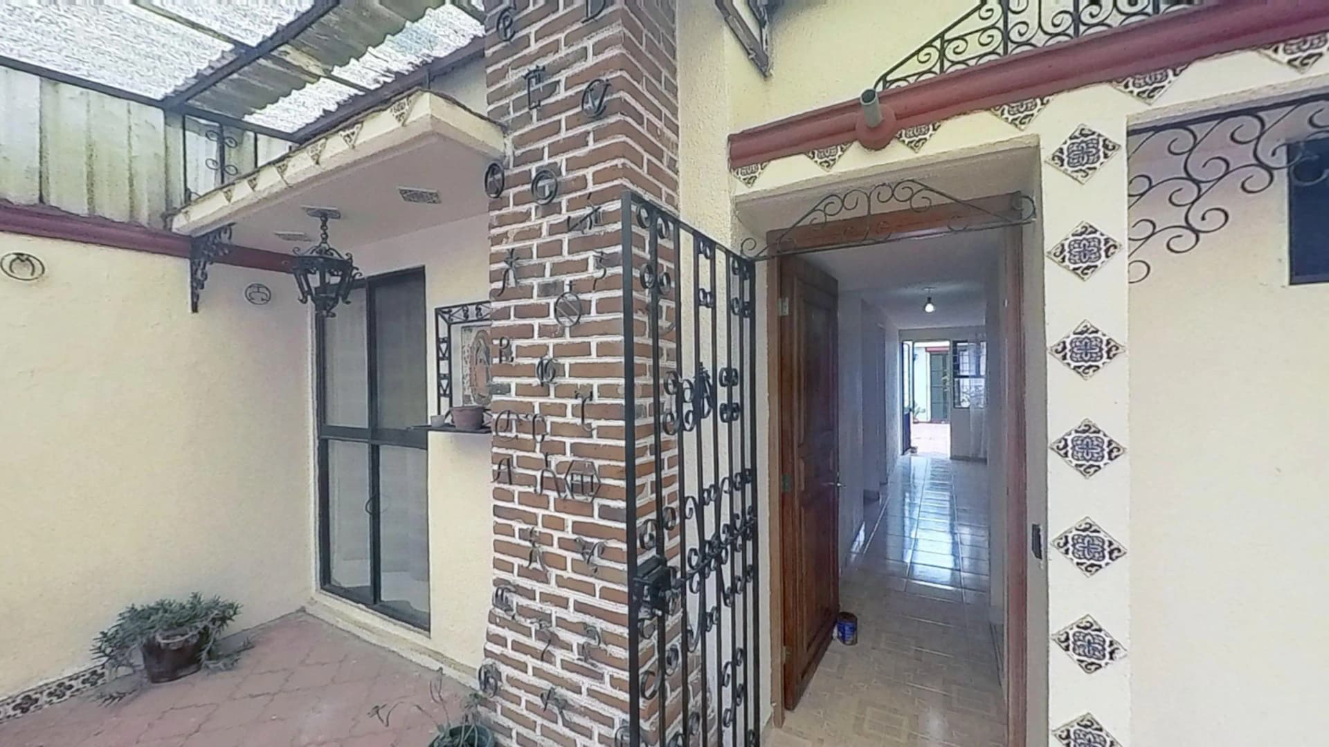 Hermosa casa de 2 niveles sobre avenida — foto 1
