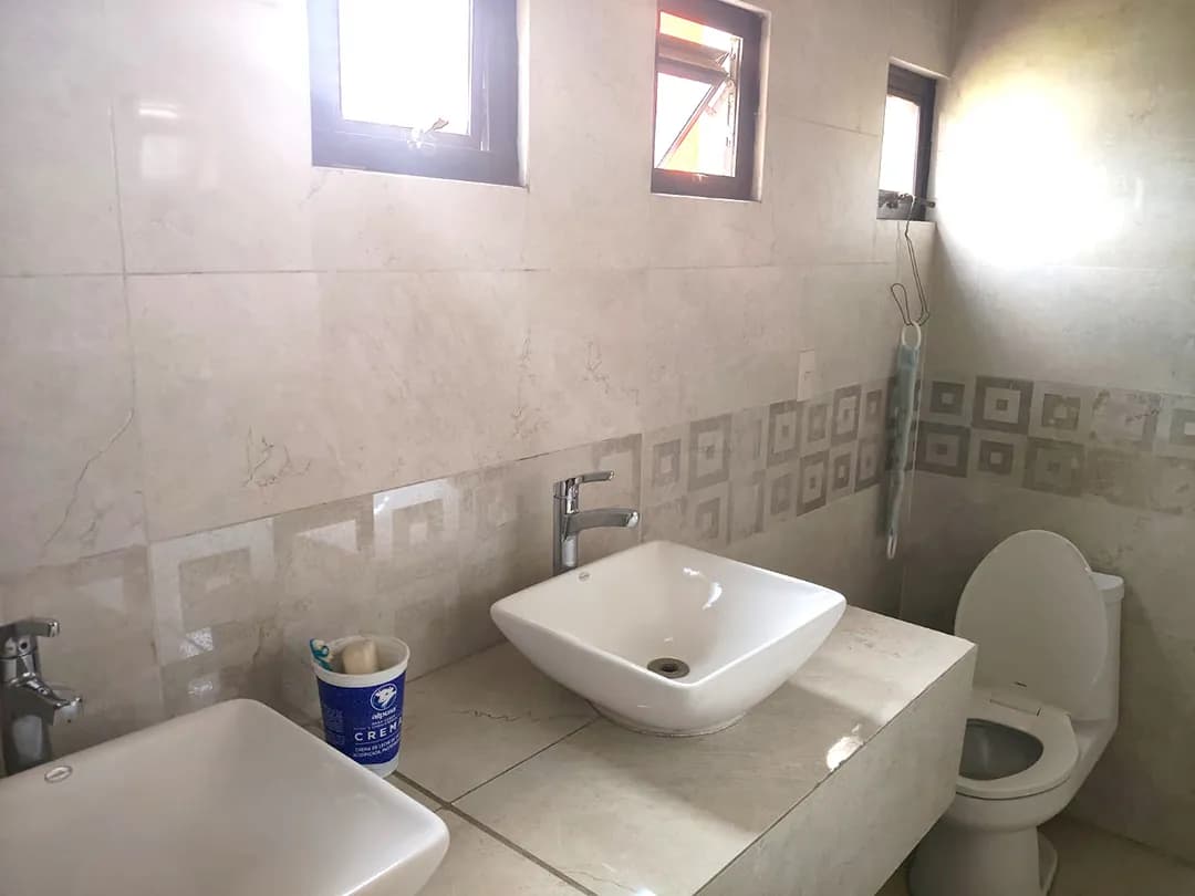 Amplísima casa de dos niveles — foto 9