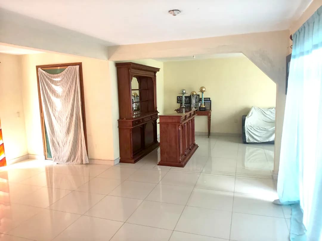 Amplísima casa de dos niveles — foto 5