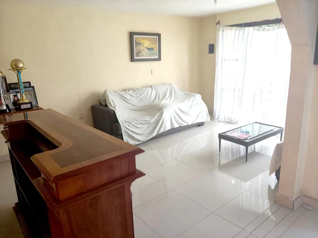 Amplísima casa de dos niveles — foto 6