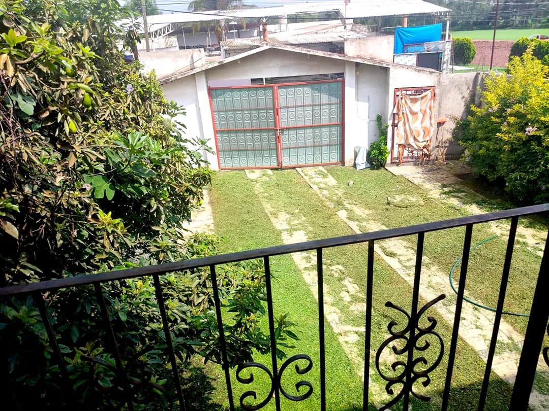 Amplísima casa de dos niveles — foto 4