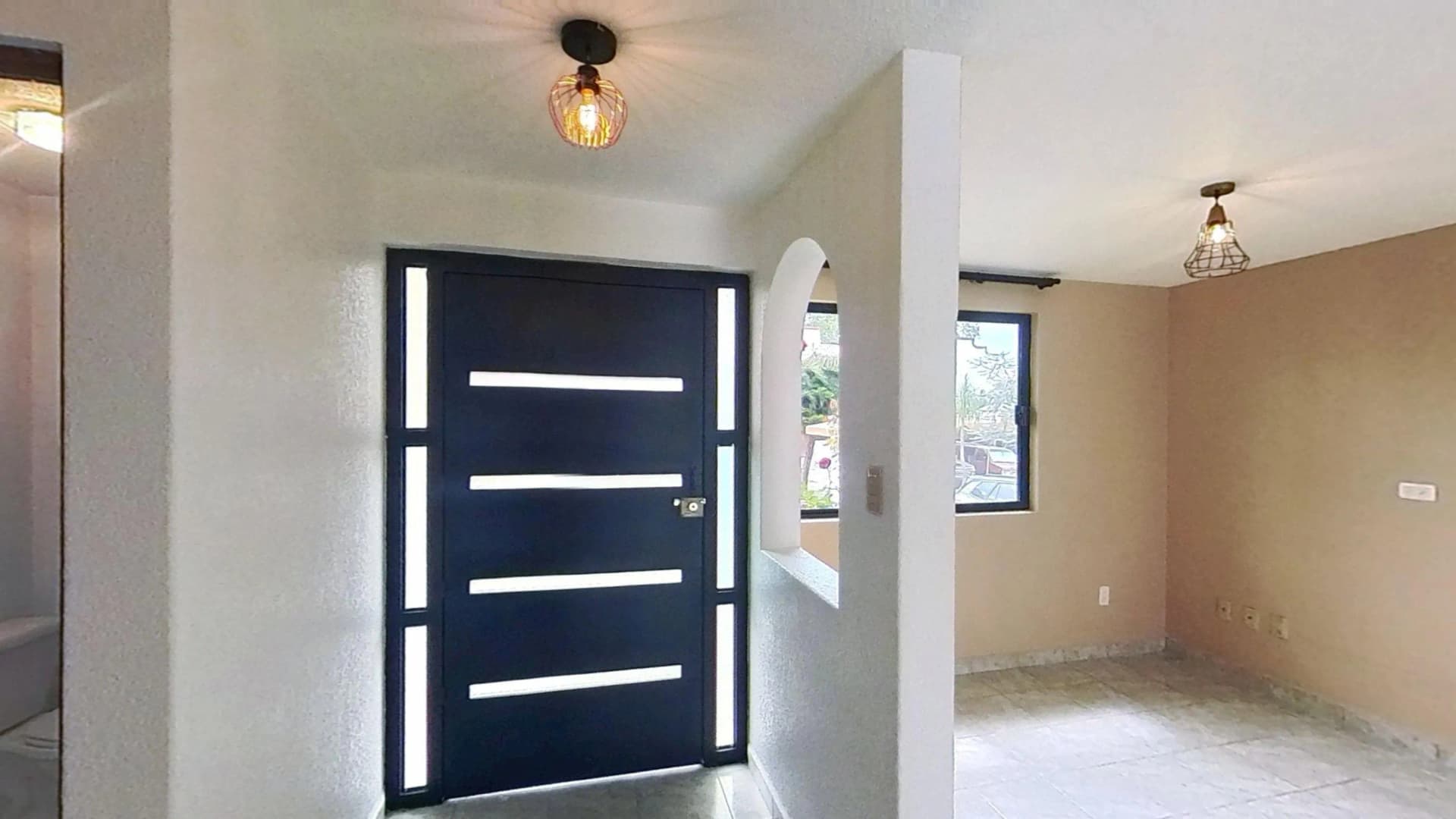 Amplia casa de 2 niveles en calle cerrada — foto 4