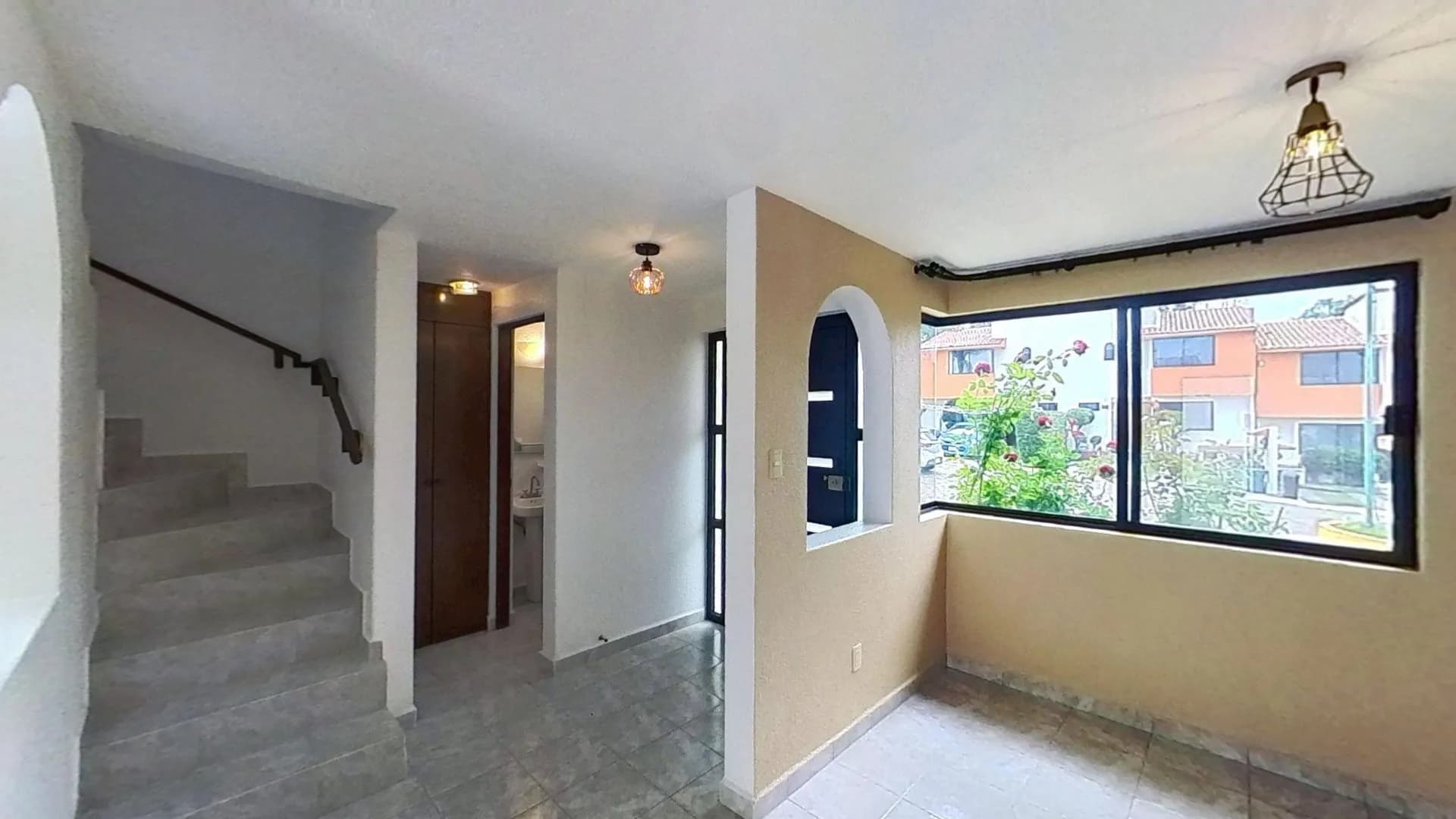 Amplia casa de 2 niveles en calle cerrada — foto 6