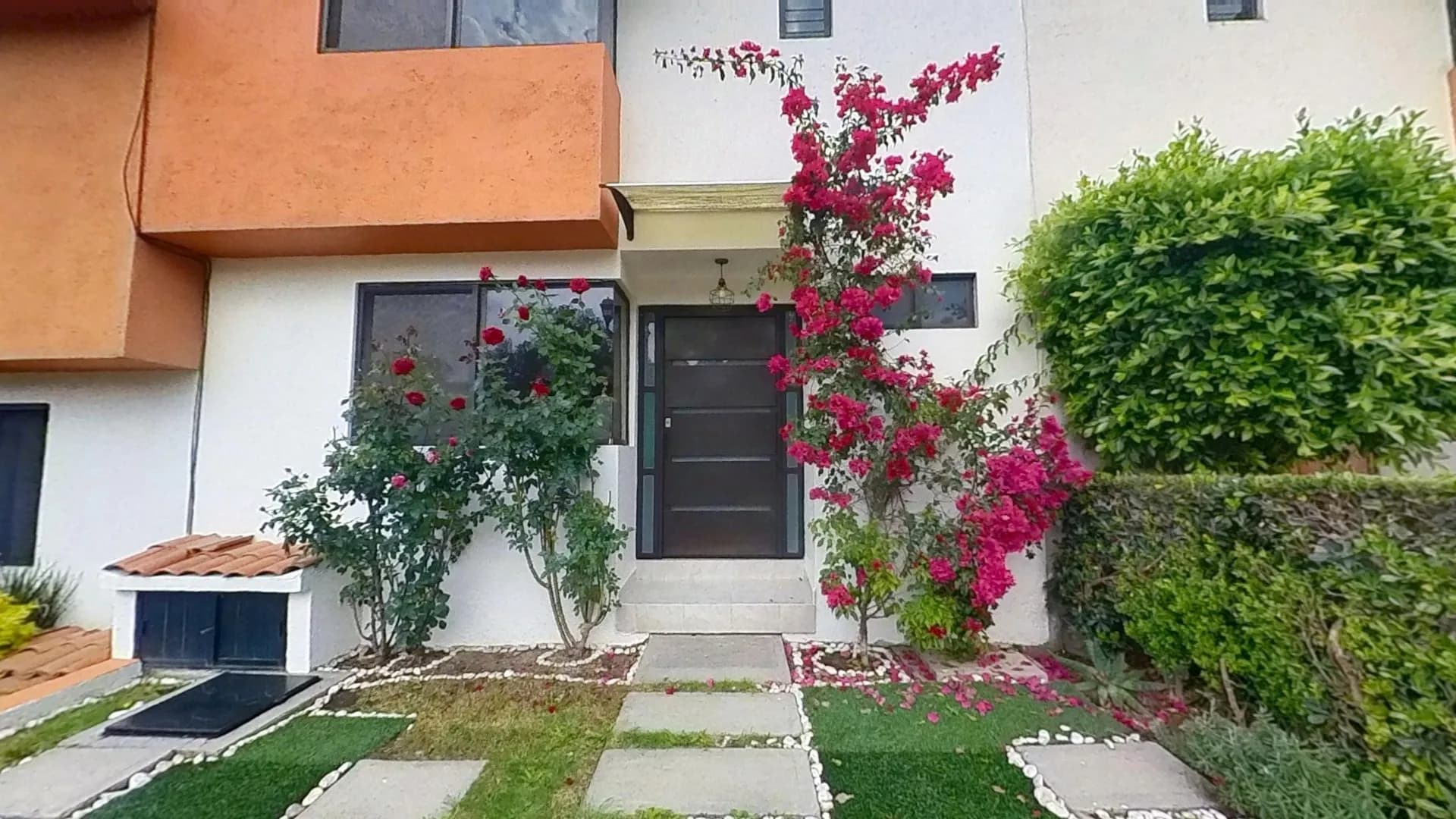 Amplia casa de 2 niveles en calle cerrada — foto 2