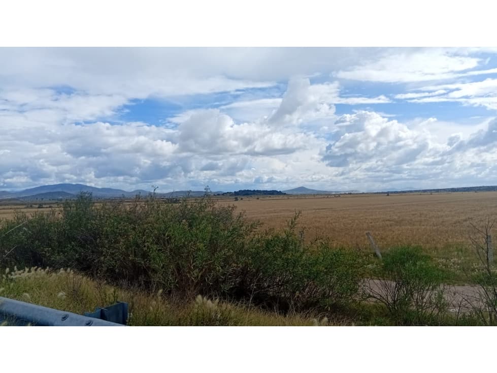 EXCELENTE OPORTUNIDAD TERRENO A PIE DE CARRETERA 8HA — foto 1