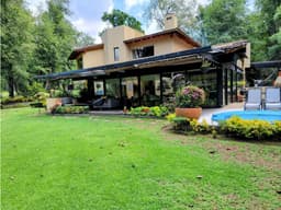 CASA EN VENTA DENTRO DEL CLUB DE GOLF, AVANDARO