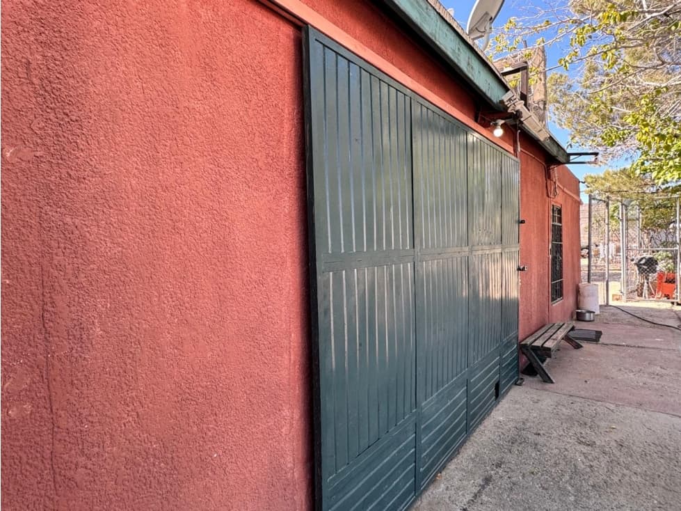 PROPIEDAD ESTILO SANTA FE CON DEPARTAMENTO Y SALON DE EVENTOS — foto 2