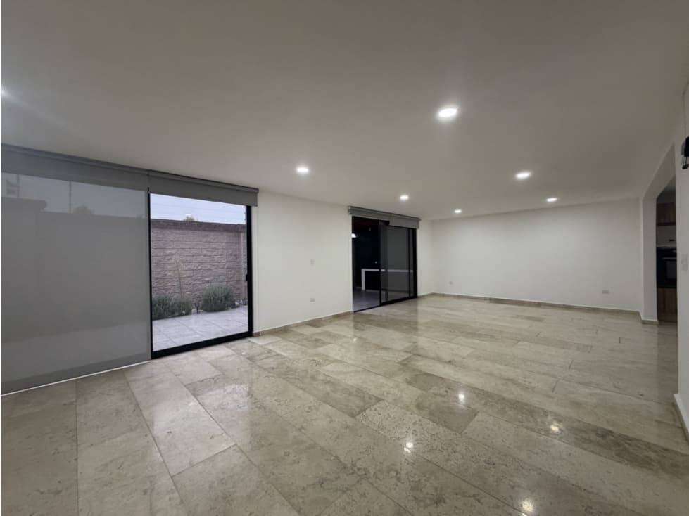 RENTA DE AMPLIA CASA EN LOMAS DE ANGELOPOLIS — foto 1