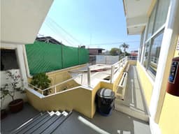 Renta locales en edificio comercial. zona norte Cuernavaca Mor.