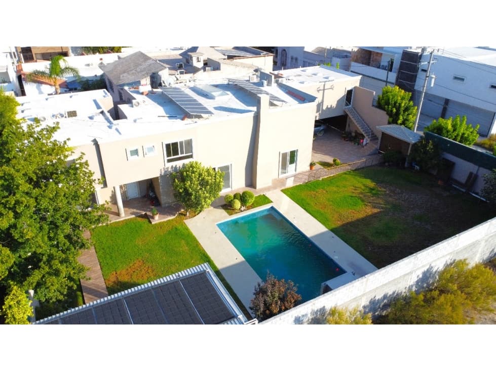 CASA EN VENTA CON ALBERCA AL NORTE DE SALTILLO — foto 1