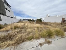 Terreno en Venta en Grand Juriquilla, Querétaro 300 m² | 10 m de frente | 30 m f