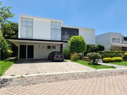 Residencia en El Campanario, Dobles Alturas, Gran Jardín, 4 Habitaciones..