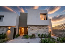 Casa en venta en Juriquilla, 3 Recámaras, una en PB, Luxury