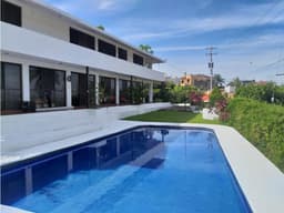 CASA A 3 NIVELES CON ALBERCA Y JARDIN PRIVADO. BURGOS, BELLO HORIZONTE