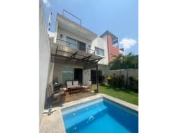 CASA EN FRACCIONAMIENTO, JARDÍN Y ALBERCA PRIVADA. LOMAS DE CUERNAVACA