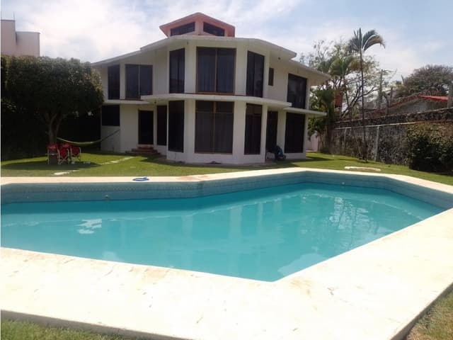 Gran oportunidad en Lomas de Cuernavaca. Amplio terreno