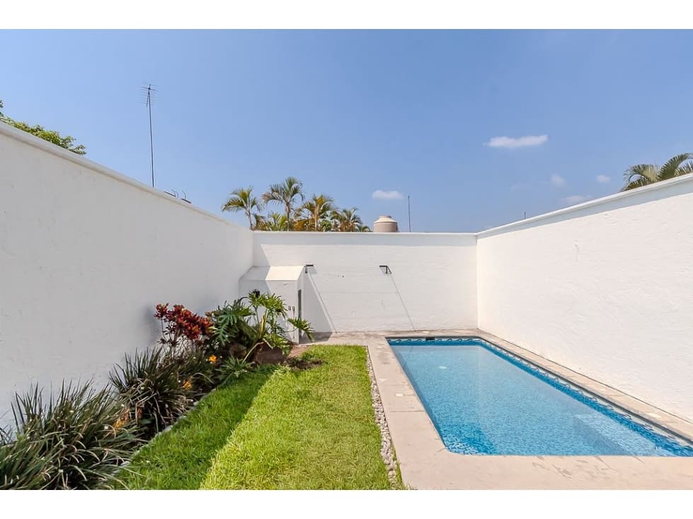 Tu Nuevo Hogar de Lujo con Alberca y Amplios Espacios — foto 1