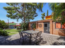 CASA EN FRACCIONAMIENTO CON SEGURIDAD, ALBERCA Y JARDIN.