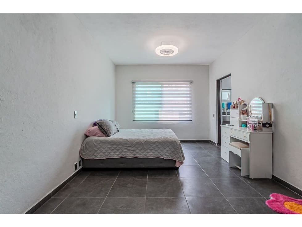 Tu Nuevo Hogar de Lujo con Alberca y Amplios Espacios — foto 3
