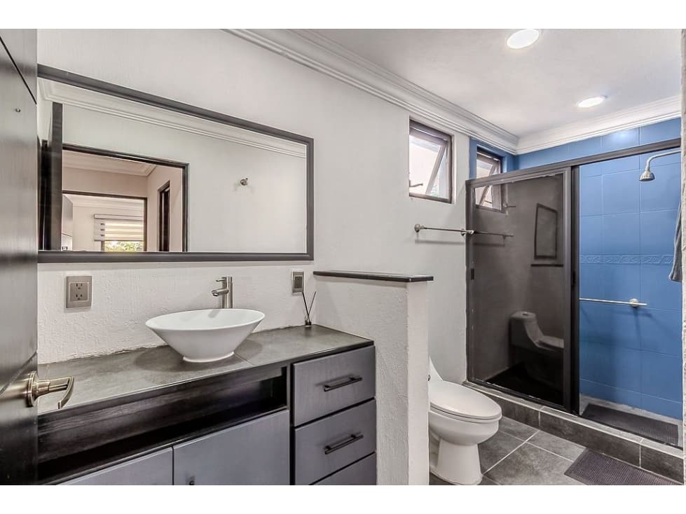 Tu Nuevo Hogar de Lujo con Alberca y Amplios Espacios — foto 5