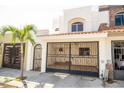 Casa en venta en Real del Valle cerca de Plaza Galerías