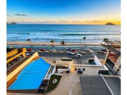 DEPARTAMENTO EN EL MALECON DE MAZATLAN CON VISTA FRONTAL AL MAR