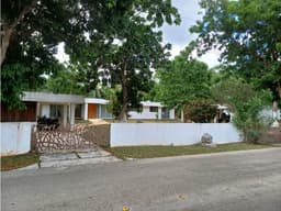 VENTA CASA MÉRIDA CLUB DE GOLF LA CEIBA UNA PLANTA VISTA AL CAMPO