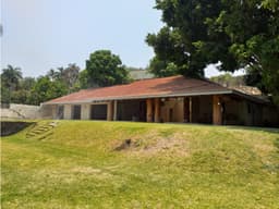CASA EN VENTA A ORILLA DEL LAGO / EXCELENTE PARA REMODELAR "B"
