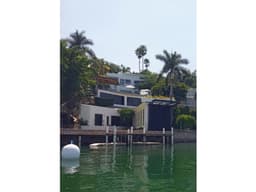 RESIDENCIA EN VENTA A ORILLA DEL LAGO "YUTTI"