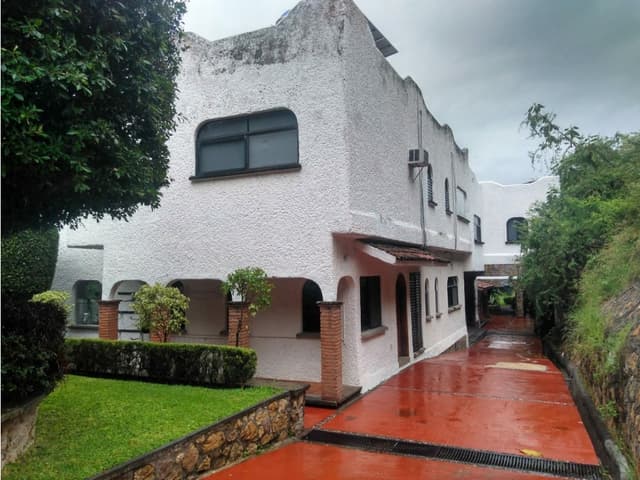 CASA EN VENTA A ORILLA DEL LAGO "CHAPY"