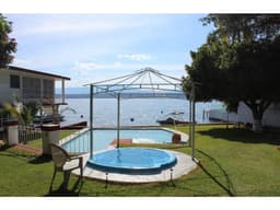 CASA EN VENTA A ORILLA DEL LAGO "T. - PLANO"