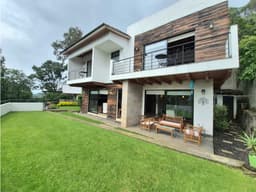 CASA CON VISTA AL BOSQUE Y PARCIAL AL LAGO / AVANDARO