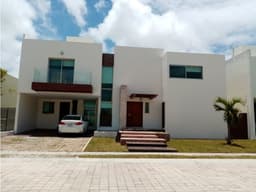 Casa en renta en club residencial azul, Ciudad del Carmen.