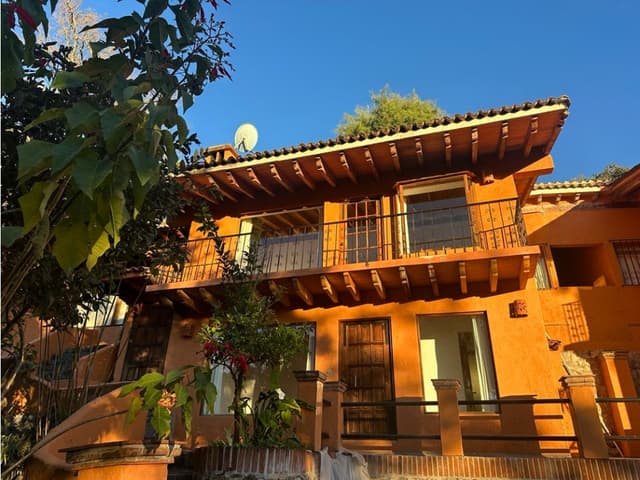 CASA UBICADA EN VALLE DE BRAVO CON VISTA AL LAGO