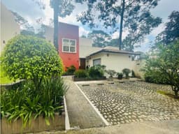 CASA DENTRO DE CONDOMINIO EN MANANTIALES II