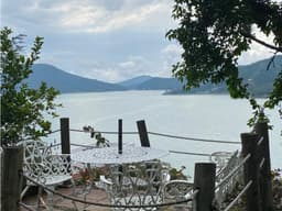 BONITA CASA CON VISTA AL LAGO