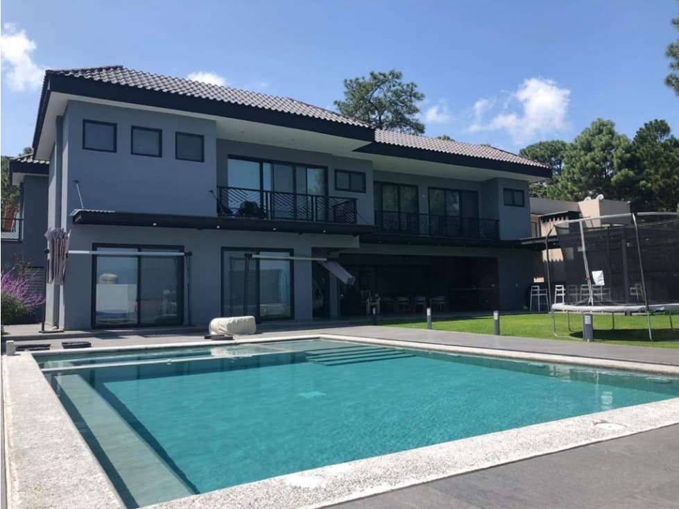 EXCELENTE RESIDENCIA EN CONDOMINIO — foto 1