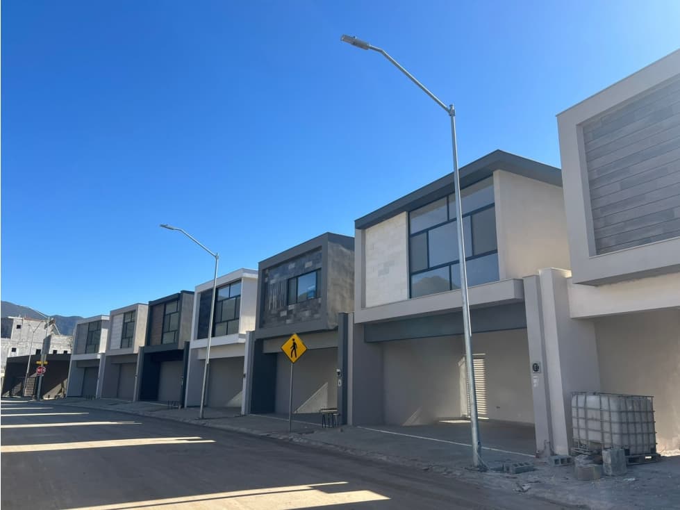 VENTA DE CASAS EN CARRETERA NACIONAL, EXCELENTE UBICACION — foto 2