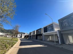 VENTA DE CASAS EN CARRETERA NACIONAL, EXCELENTE UBICACION