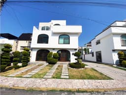 Casa en las Animas, atrás de Plaza Express y McCarthys.
