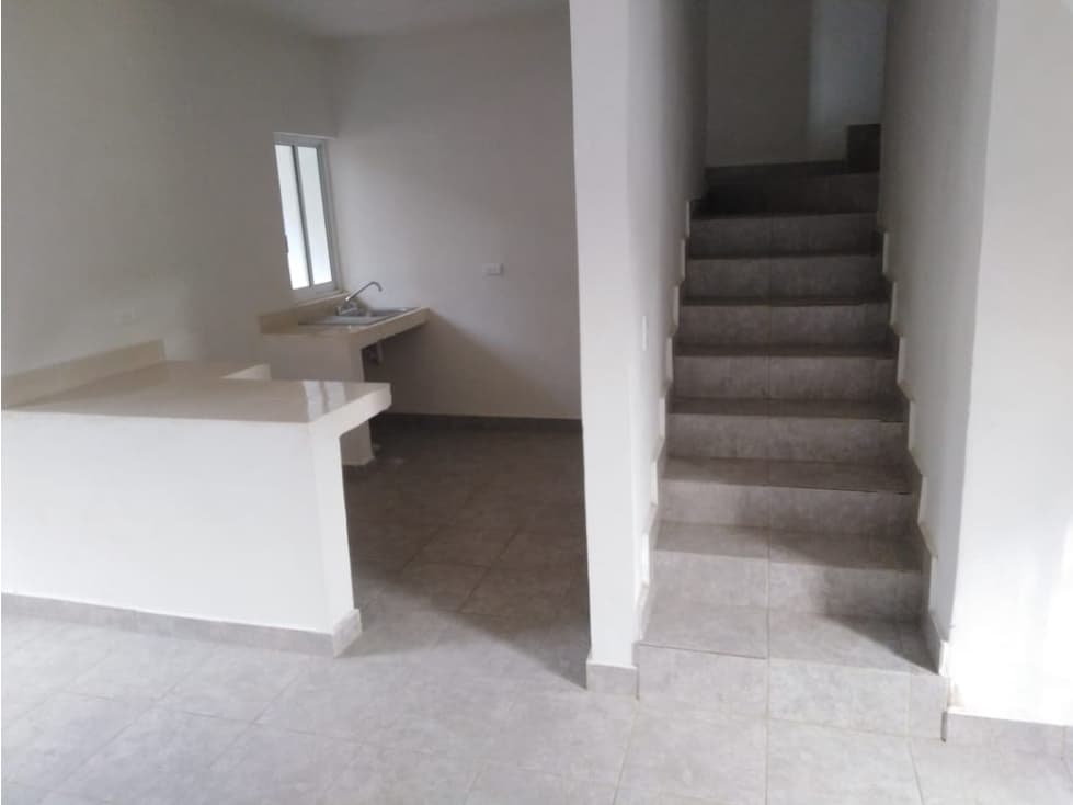 SE VENDE CASA EN COL. LAS  NUBES — foto 3