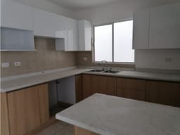 CASA EN VENTA DE 3 NIVELES EN SECTOR RADICA, APODACA, N.L.