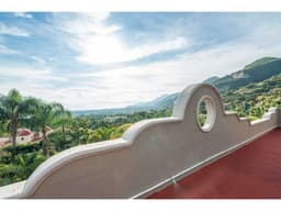 Venta de casa con alberca y amplio jardin con vista a la montaña
