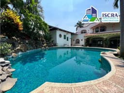 CASA EN VENTA CON AMPLIO TERRENO EN LOMAS DE COCOYOC