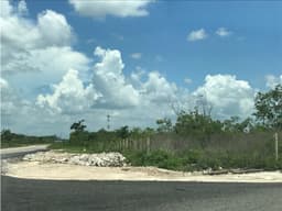 HA sobre carretera Aeropuerto Cancun - Merida