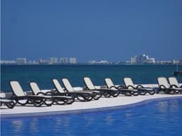 Venta / Renta departamento amueblado en residencial frente al mar