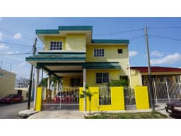 Casa con 4 departamentos en venta
