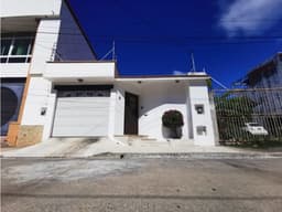 VENTA CASA CON ALBERCA EN SANTA RITA CIUDAD DEL CARMEN